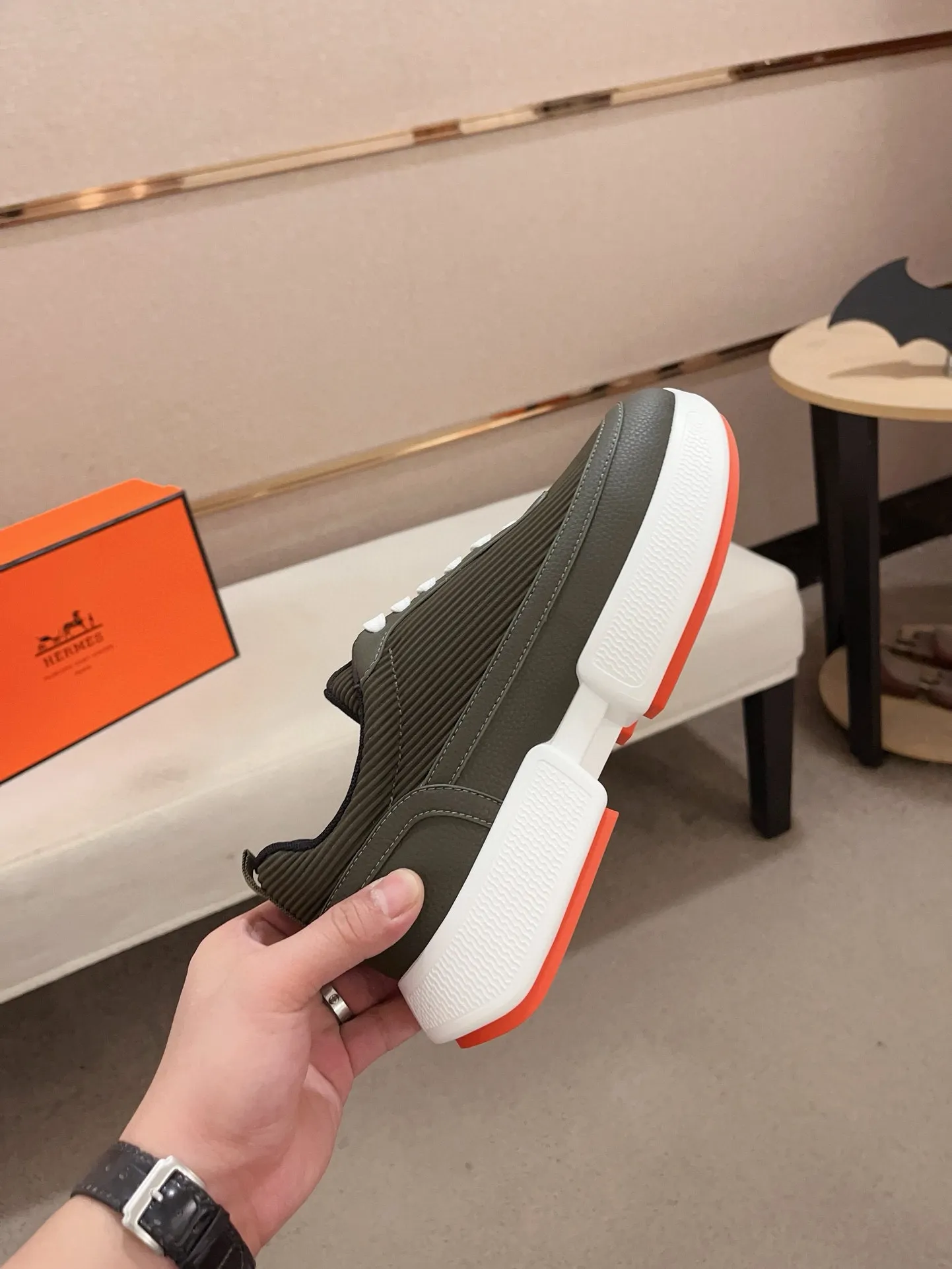 Men's clothing and shoes💰: 440💰《HERMES》【Classic original single version】Hermès; top 🔝purchasing agent🔍🔍men's latest 🇺🇸 counter sales simultaneously, imported from Italy original ▲▲cowhide ▲▲ (high-end, nobility, class) ) Exquisite workmanship (Italian 🇮🇹 imported water-dyed 🐂 cowhide lining) sole: original sole provided by the original factory, ⚠️exclusive double-layer activity·TPR·rubber·combined molded outsole; super comfortable·wear-resistant·non-slip·environmental protection The real thing is more beautiful if you take the real thing (high quality, follow the order). You can enter and exit the counter at will * Number of yards: 38-44 (45 can be customized and cannot be returned or exchanged)